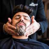 Segue la parte pi� rilassante, attraverso la quale l�avventore si lascia massaggiare il viso con uno shampoo igienizzante che elimina germi e batteri